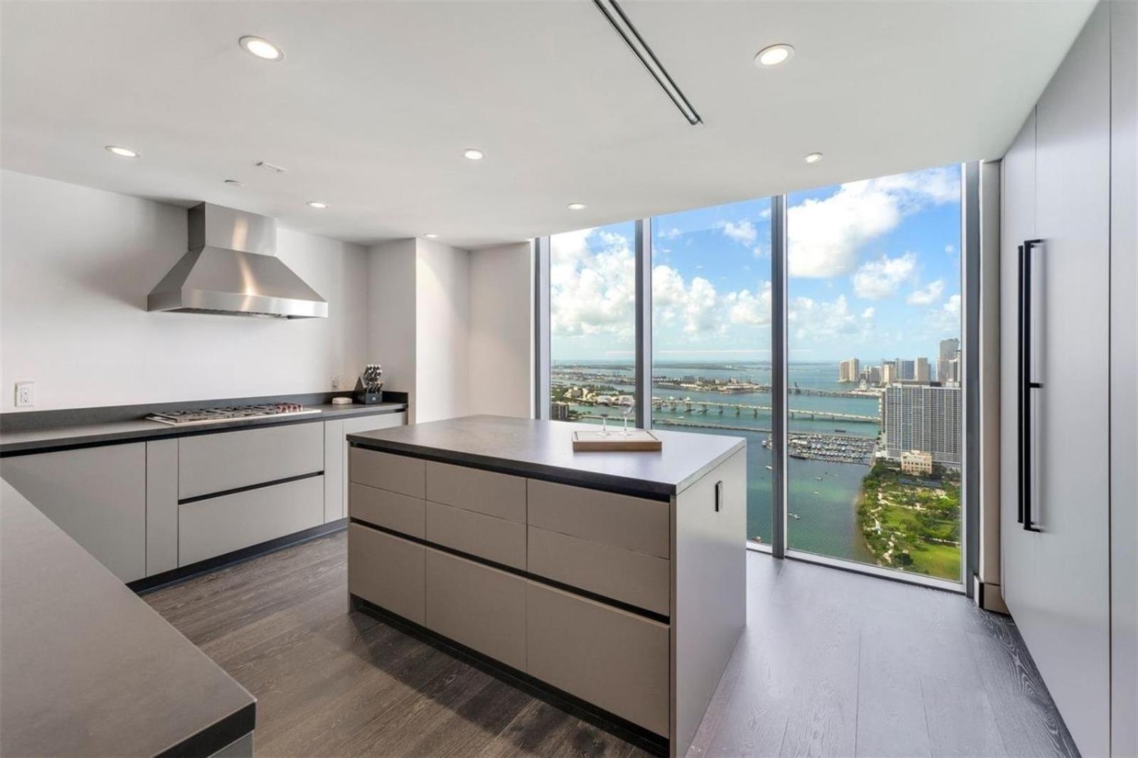 Exquisite Luxury With Panoramic Views In Apartment Miami