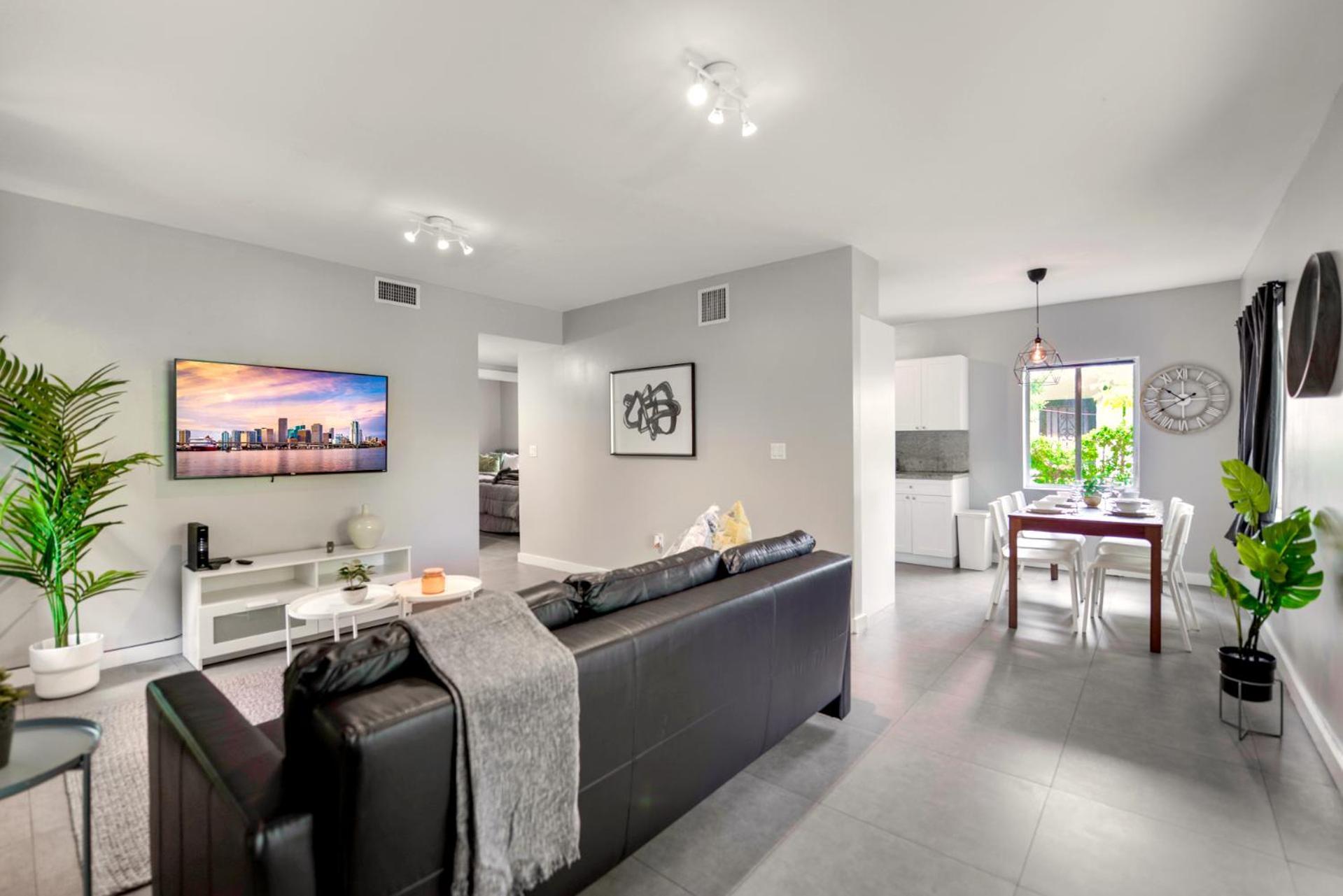 Spacious East Duplex Delightful Apartment *