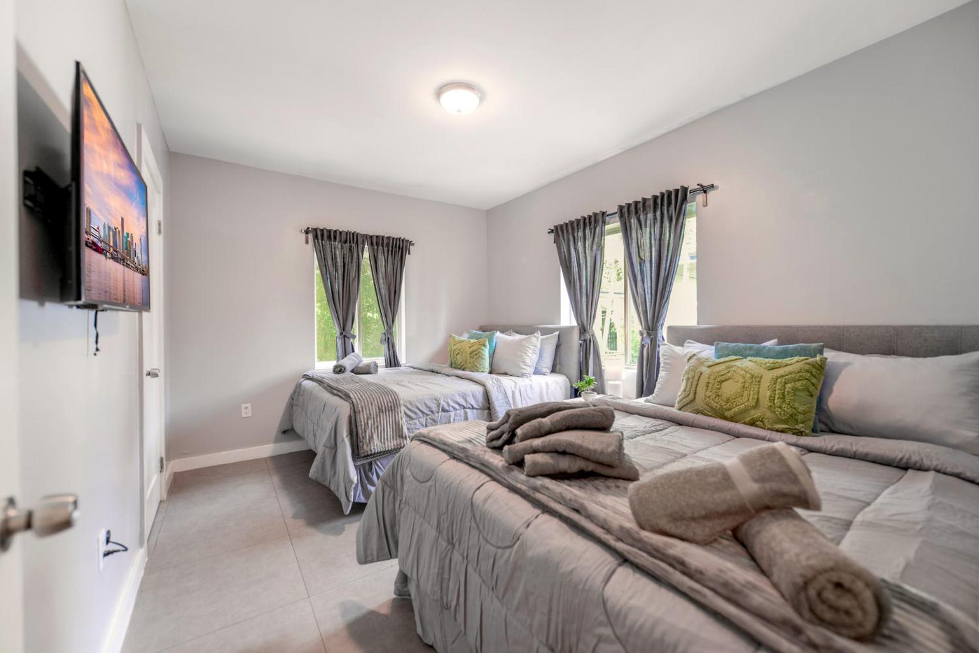 Spacious East Duplex Delightful Apartment
