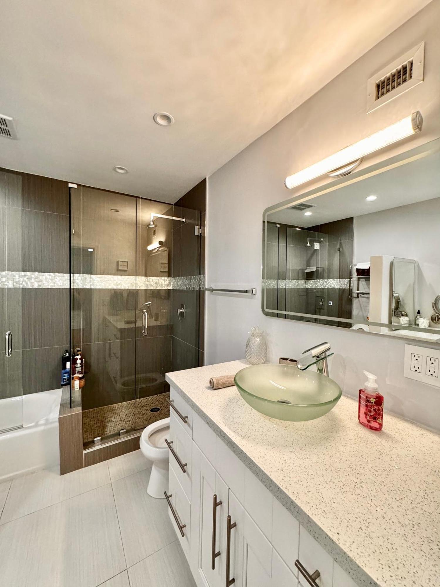 Modern Oversized 3 Bedroom In Location *