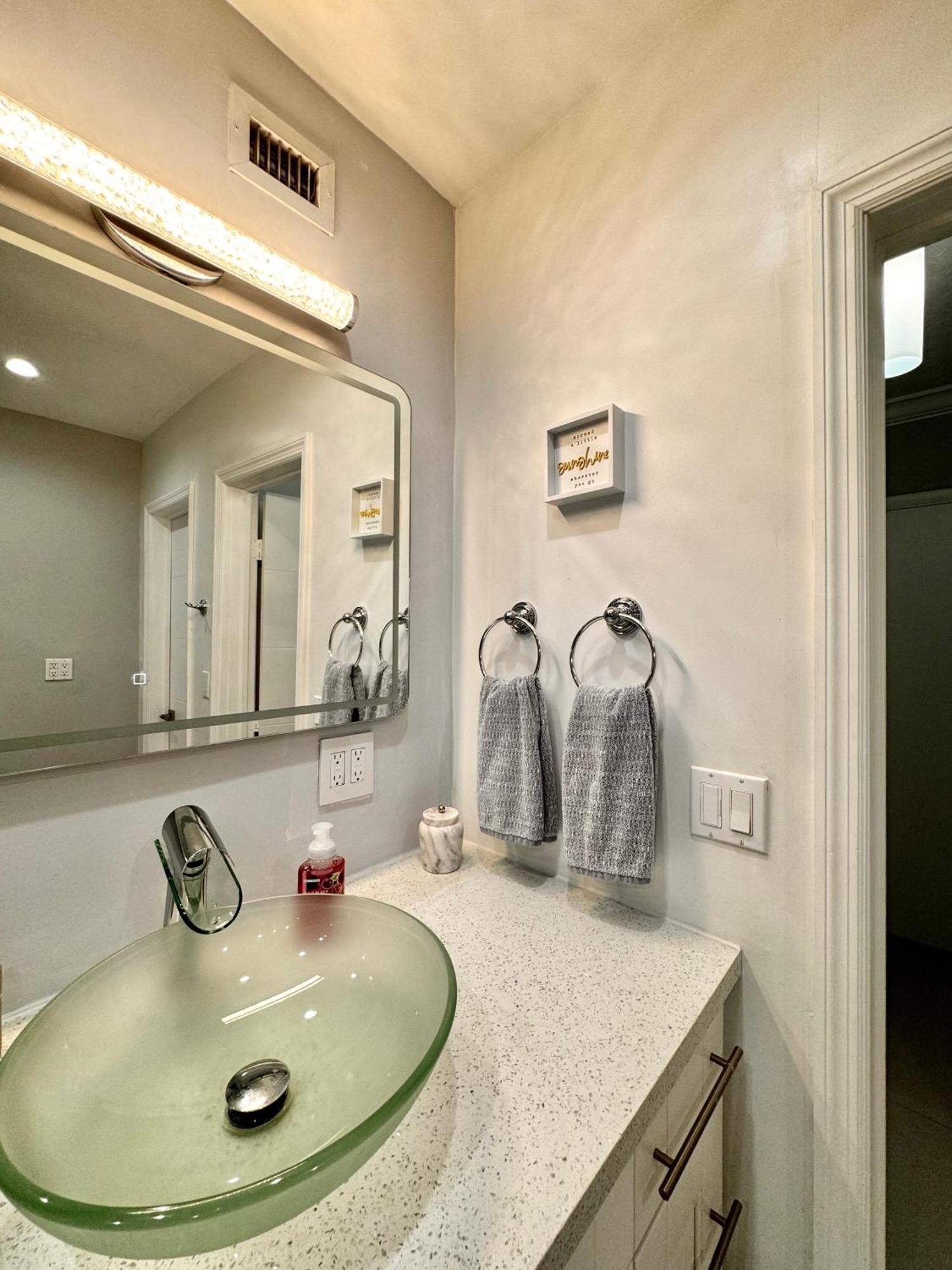 Modern Oversized 3 Bedroom In Location