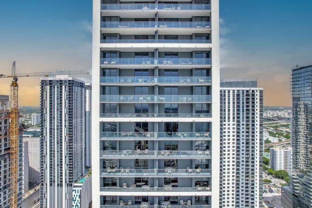 Luxury 3 Bedrooms Pool Gym Views & Apartment *
