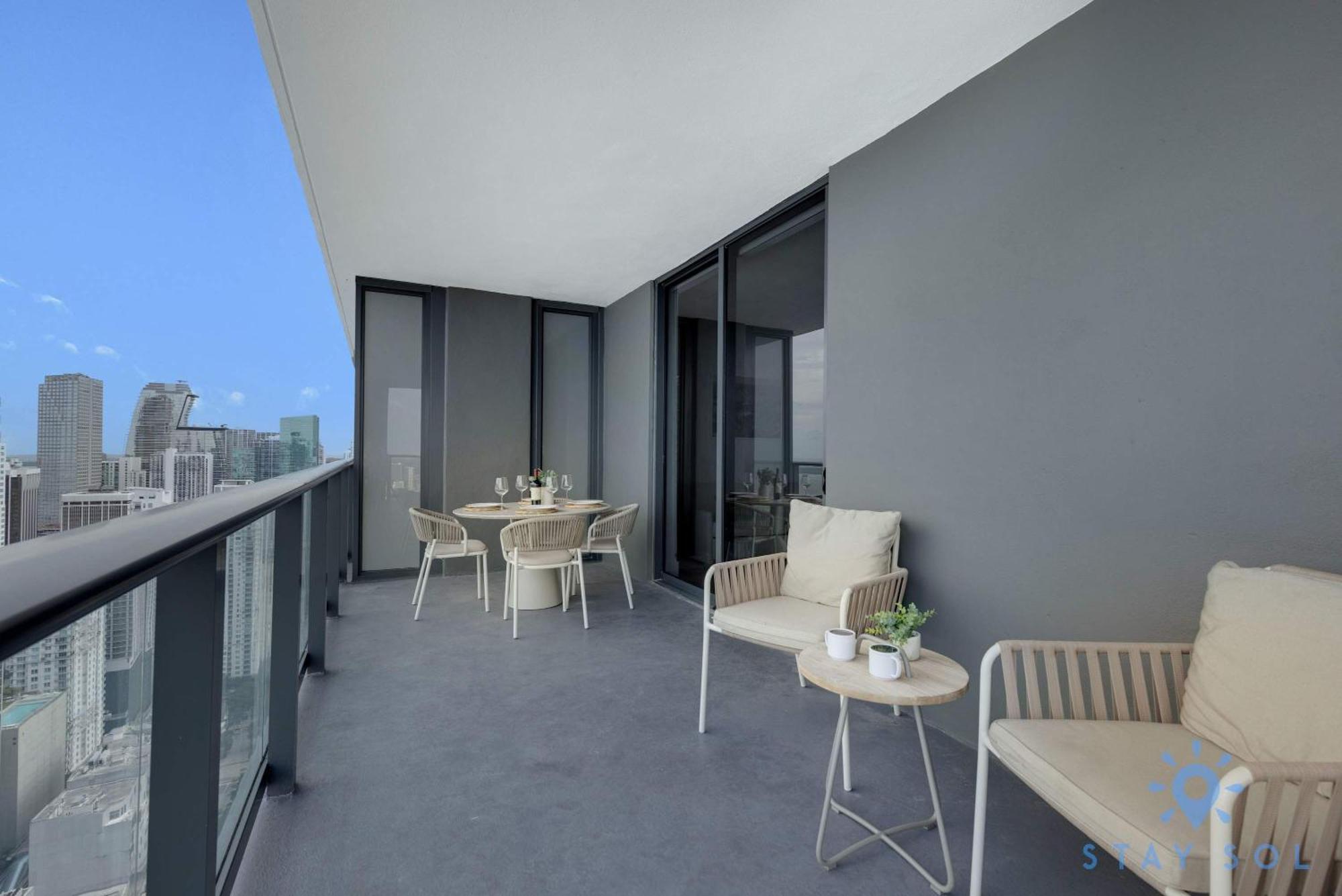 Luxury 3 Bedrooms Pool Gym Views &