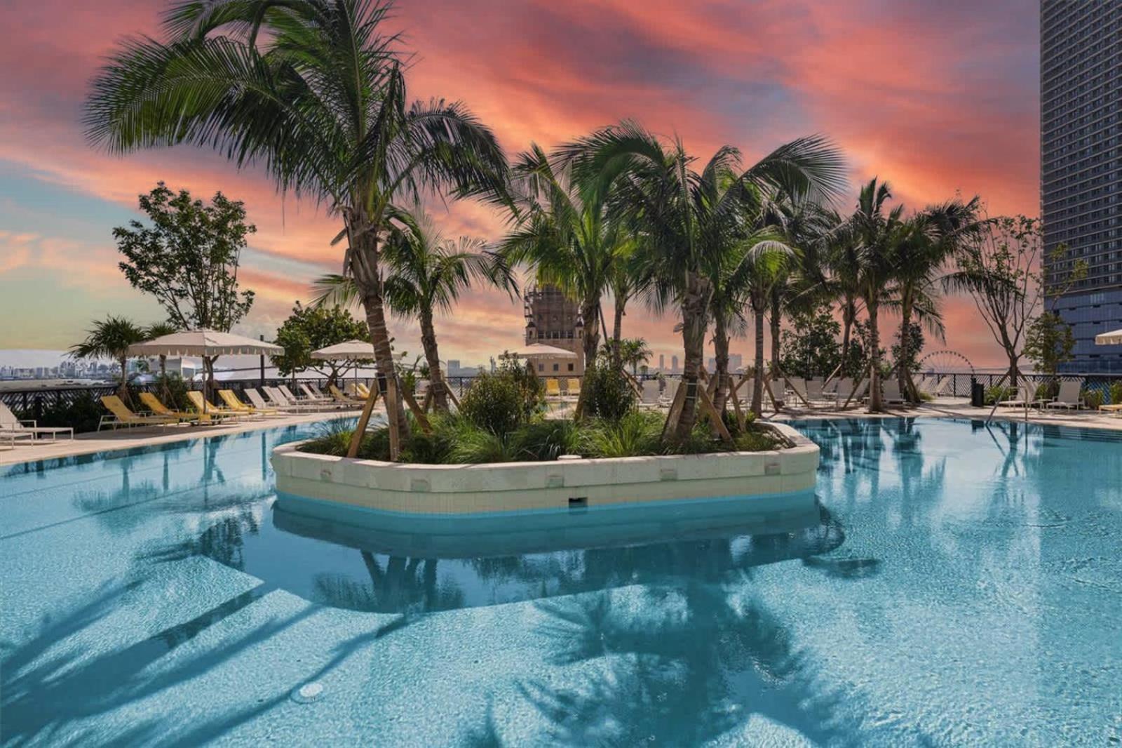 Luxury 3 Bedrooms Pool Gym Views & Apartment
