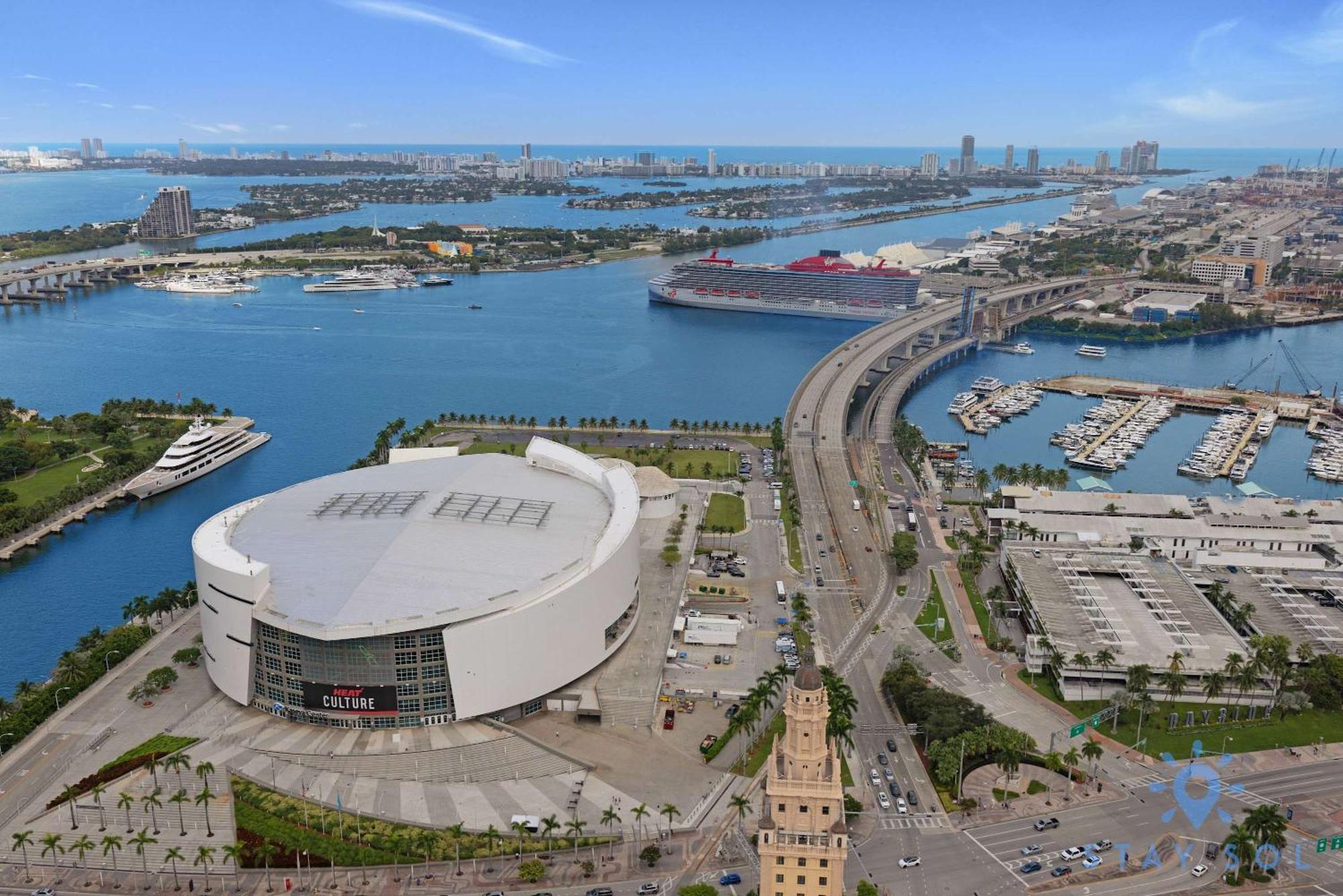Luxury 3 Bedrooms Pool Gym Views & Apartment Miami