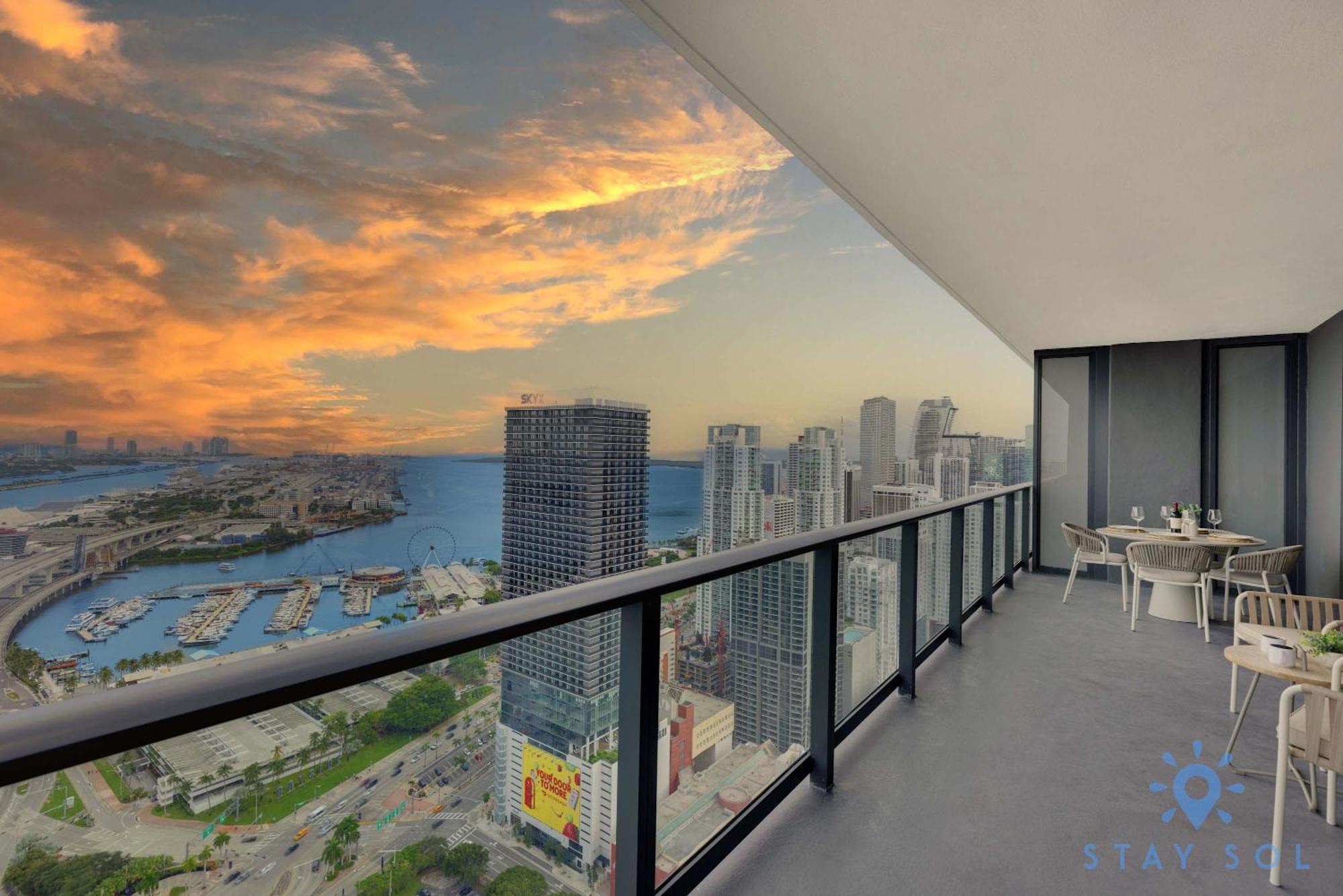 Luxury 3 Bedrooms Pool Gym Views & Apartment *