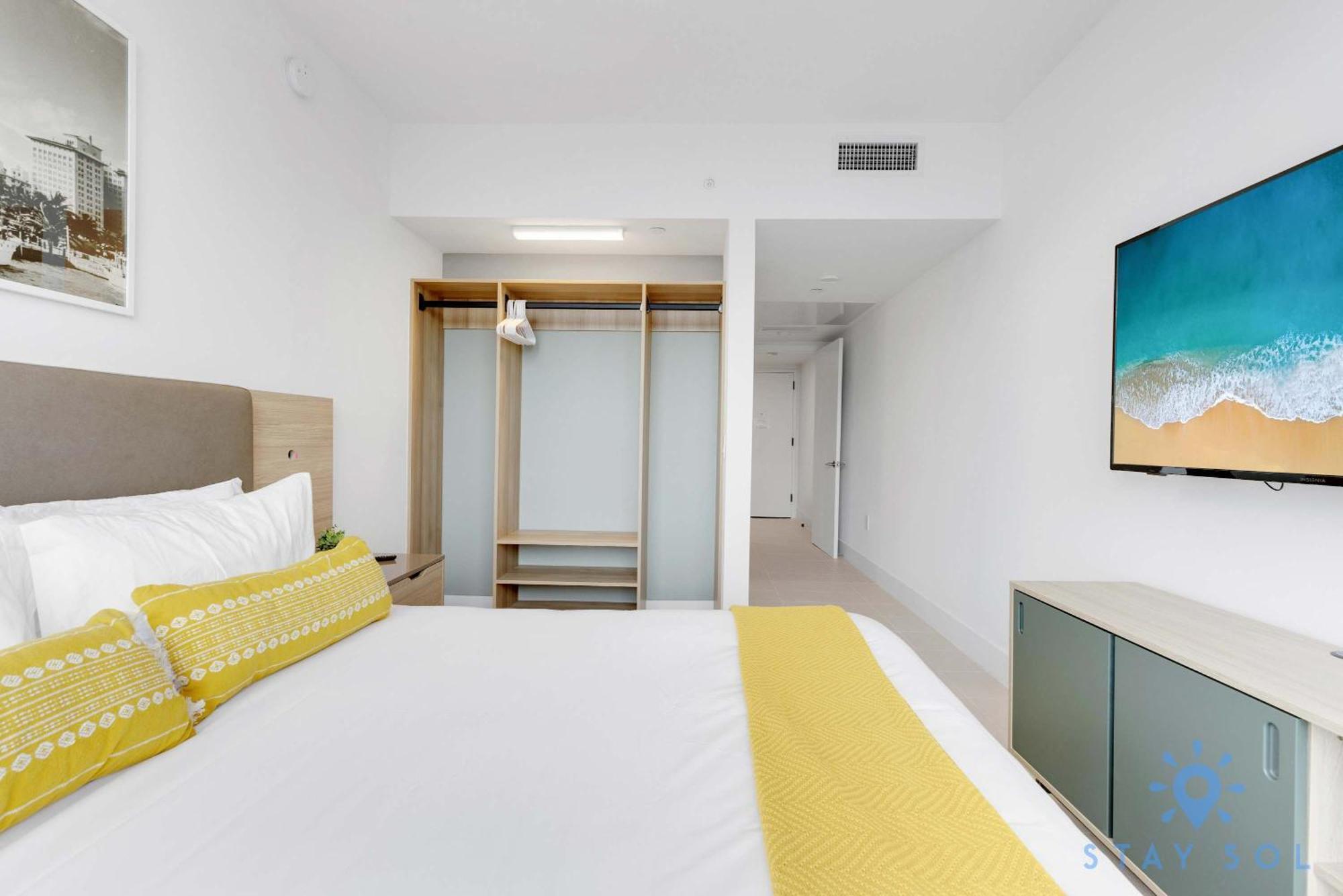 Luxury 3 Bedrooms Pool Gym Views & *