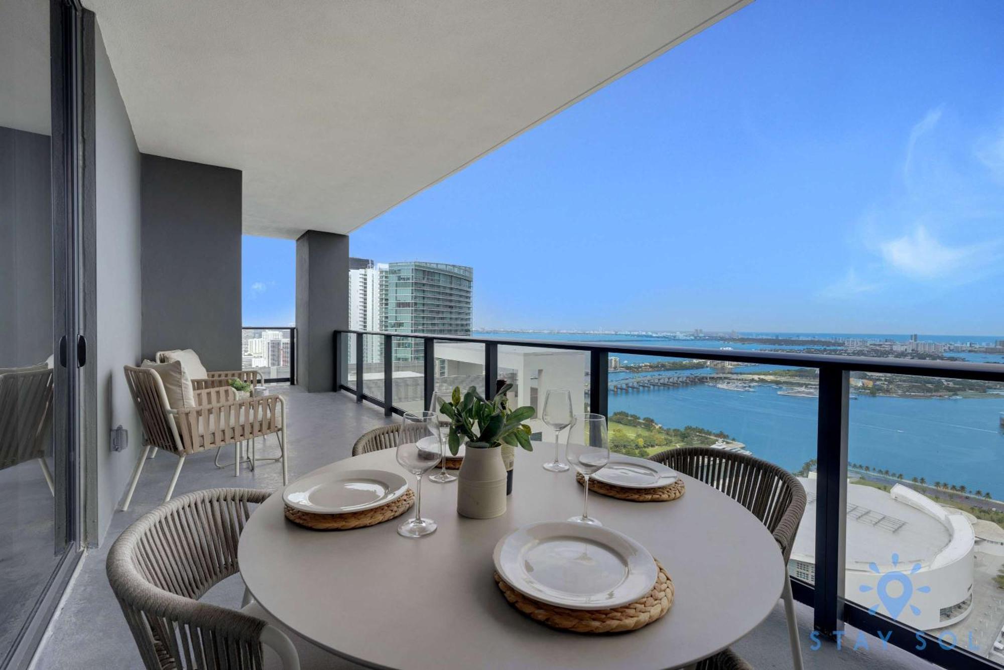 Luxury 3 Bedrooms Pool Gym Views & Miami