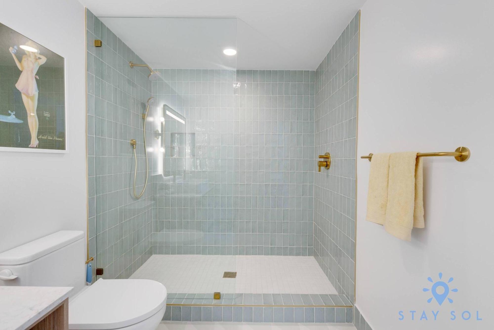 Luxury 3 Bedrooms Pool Gym Views & Apartment