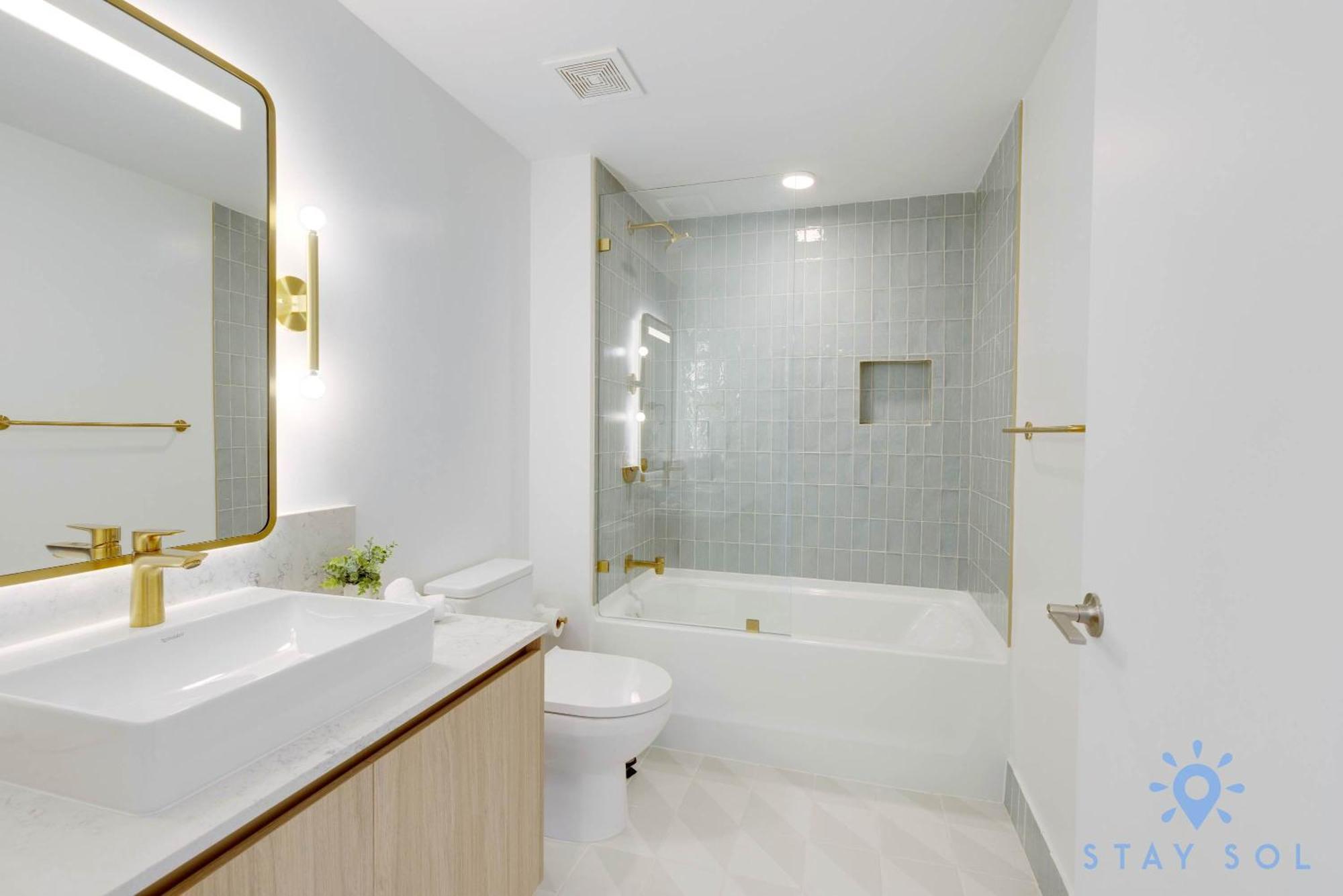 Luxury 3 Bedrooms Pool Gym Views & Apartment Miami