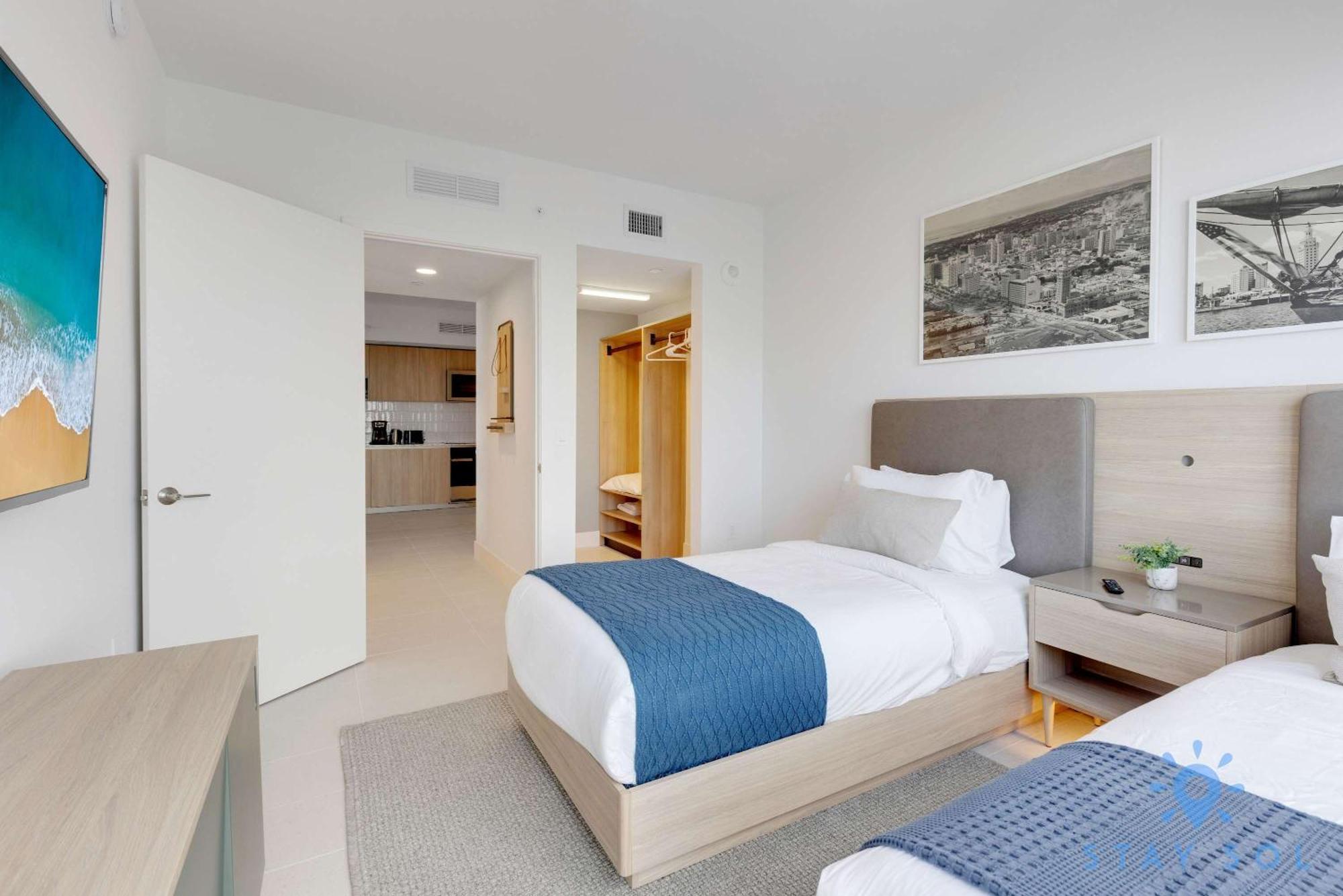Luxury 3 Bedrooms Pool Gym Views & *