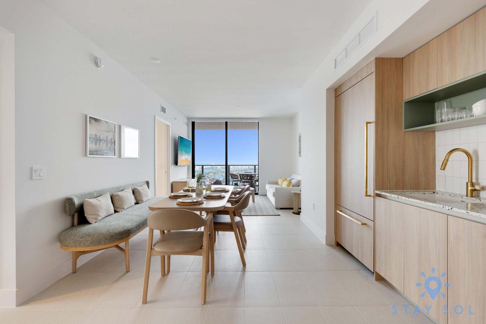 Luxury 3 Bedrooms Pool Gym Views & Apartment *