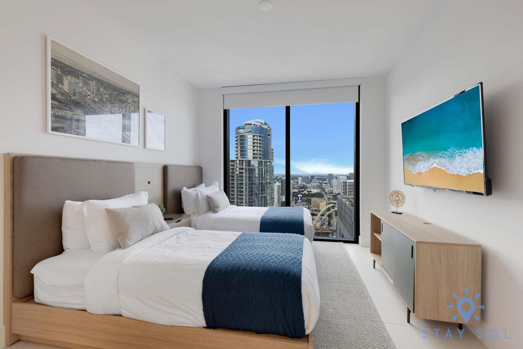 Luxury 3 Bedrooms Pool Gym Views & Apartment Miami