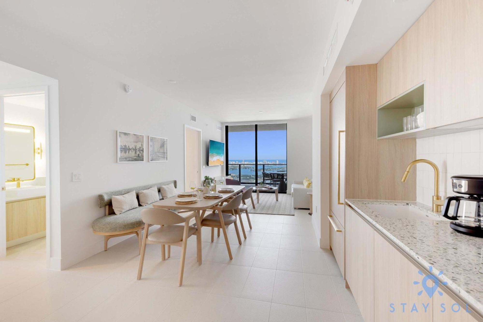 Luxury 3 Bedrooms Pool Gym Views & Miami