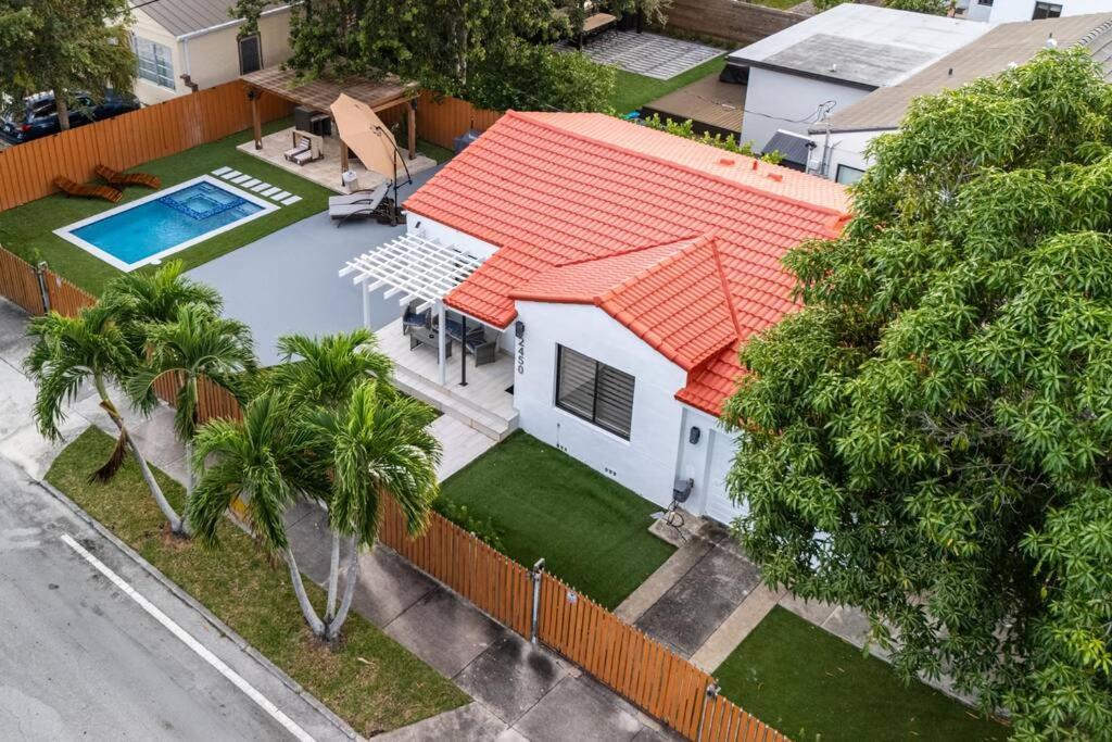 Luxury Retreat 3b ,2ba Pool , Coral Gables Center Holiday home *