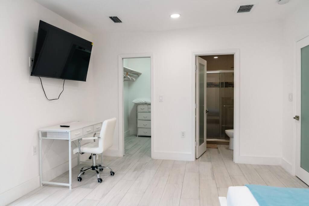 Holiday home Luxury Retreat 3b ,2ba Pool , Coral Gables Center *