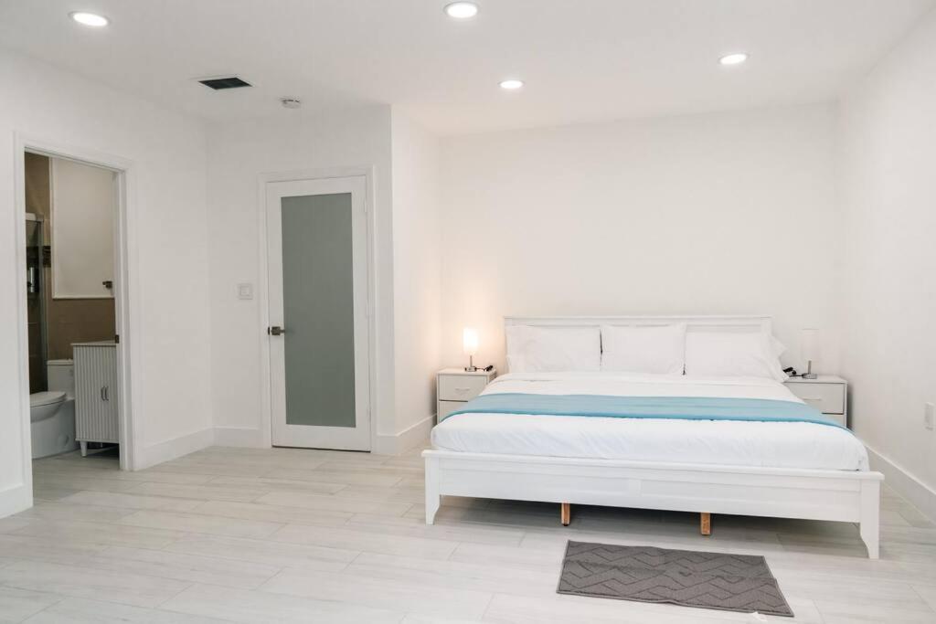 Luxury Retreat 3b ,2ba Pool , Coral Gables Center *