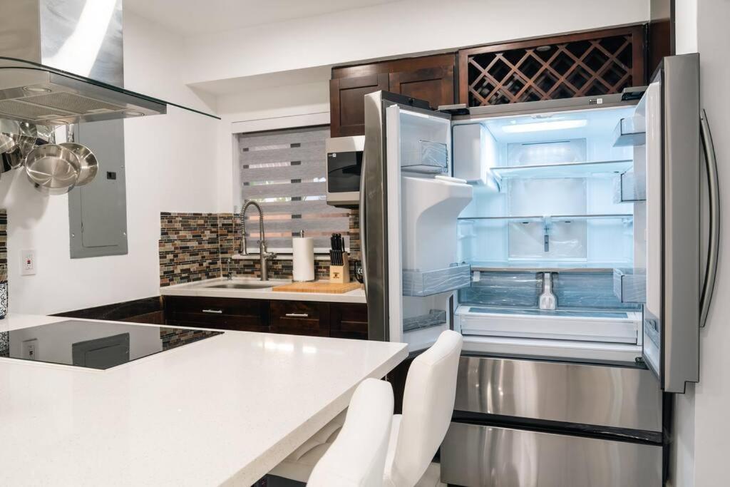 Luxury Retreat 3b ,2ba Pool , Coral Gables Center Holiday home Miami