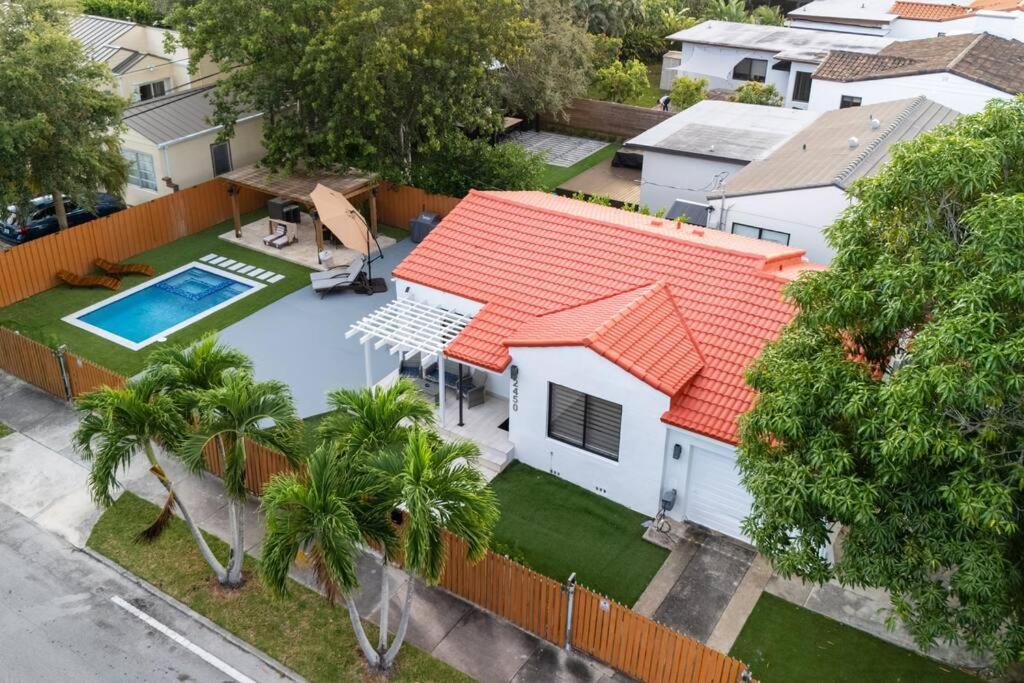 Luxury Retreat 3b ,2ba Pool , Coral Gables Center