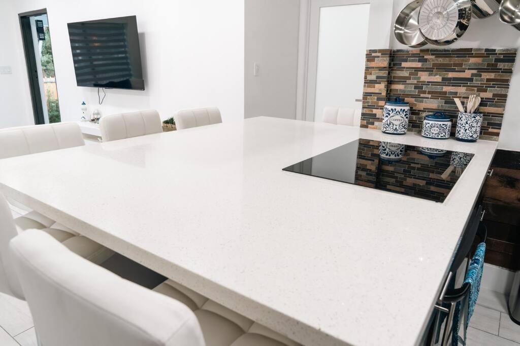 Holiday home Luxury Retreat 3b ,2ba Pool , Coral Gables Center