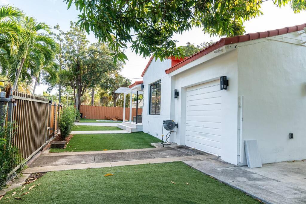 Holiday home Luxury Retreat 3b ,2ba Pool , Coral Gables Center *