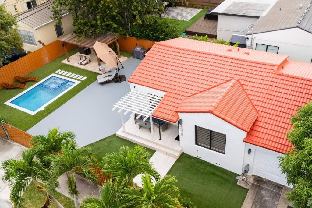 Vakantiehuis Luxury Retreat 3b ,2ba Pool , Coral Gables Center Miami