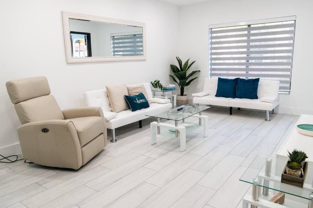 Luxury Retreat 3b ,2ba Pool , Coral Gables Center Holiday home Miami