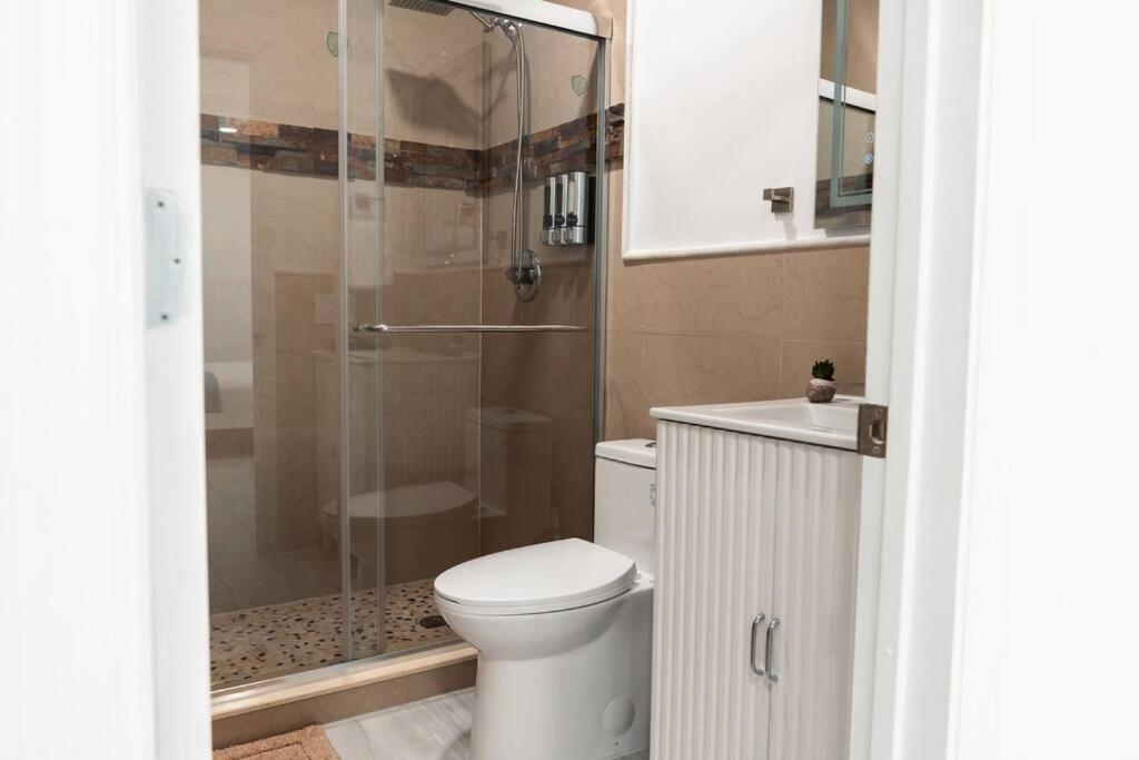 Holiday home Luxury Retreat 3b ,2ba Pool , Coral Gables Center