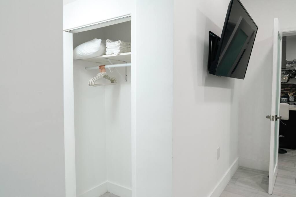 Holiday home Luxury Retreat 3b ,2ba Pool , Coral Gables Center