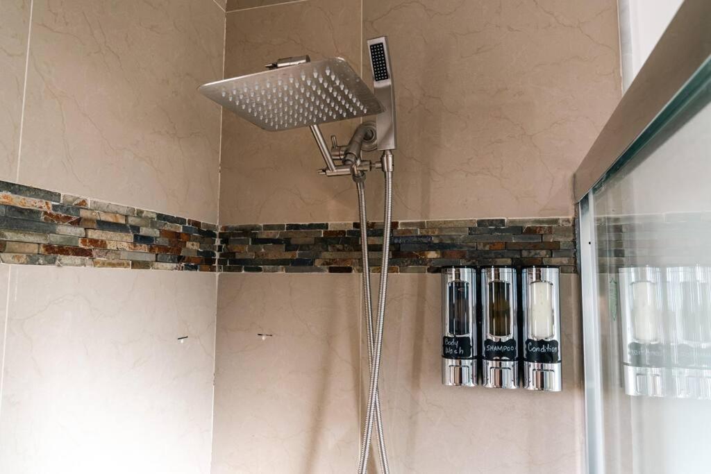 Vakantiehuis Luxury Retreat 3b ,2ba Pool , Coral Gables Center *