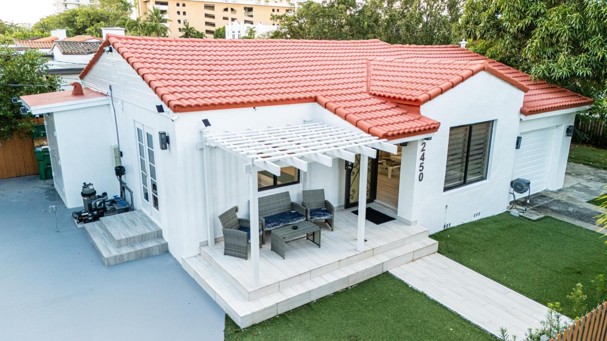 Luxury Retreat 3b ,2ba Pool , Coral Gables Center Holiday home Miami