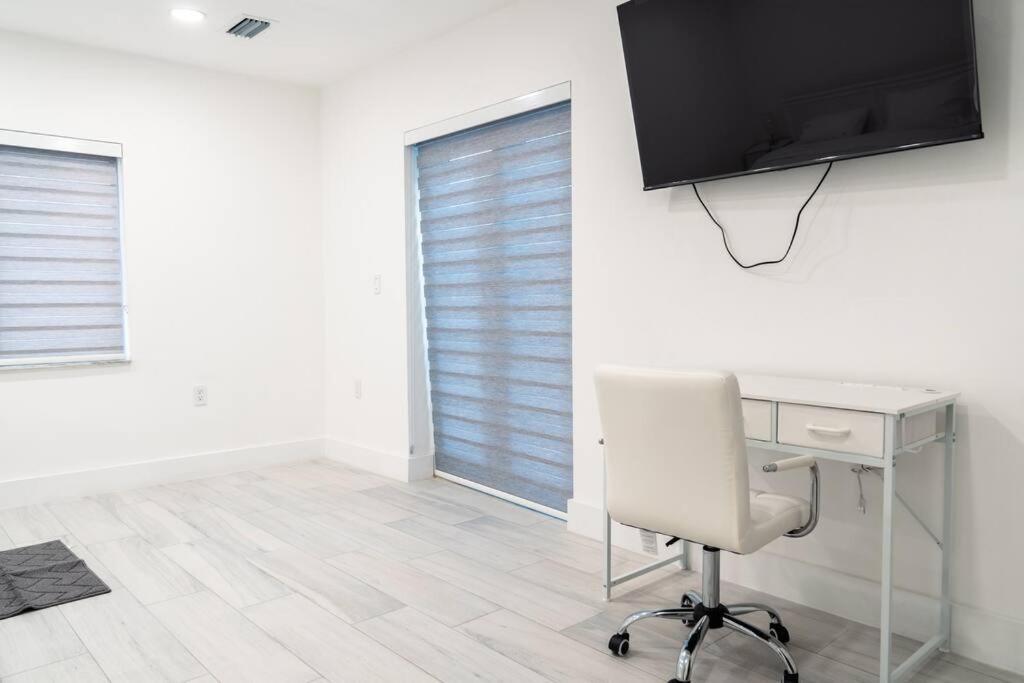 Luxury Retreat 3b ,2ba Pool , Coral Gables Center *
