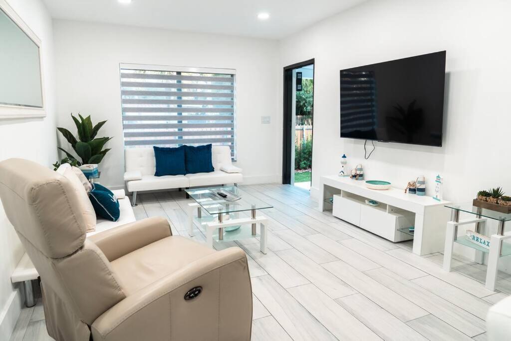 Luxury Retreat 3b ,2ba Pool , Coral Gables Center Holiday home *