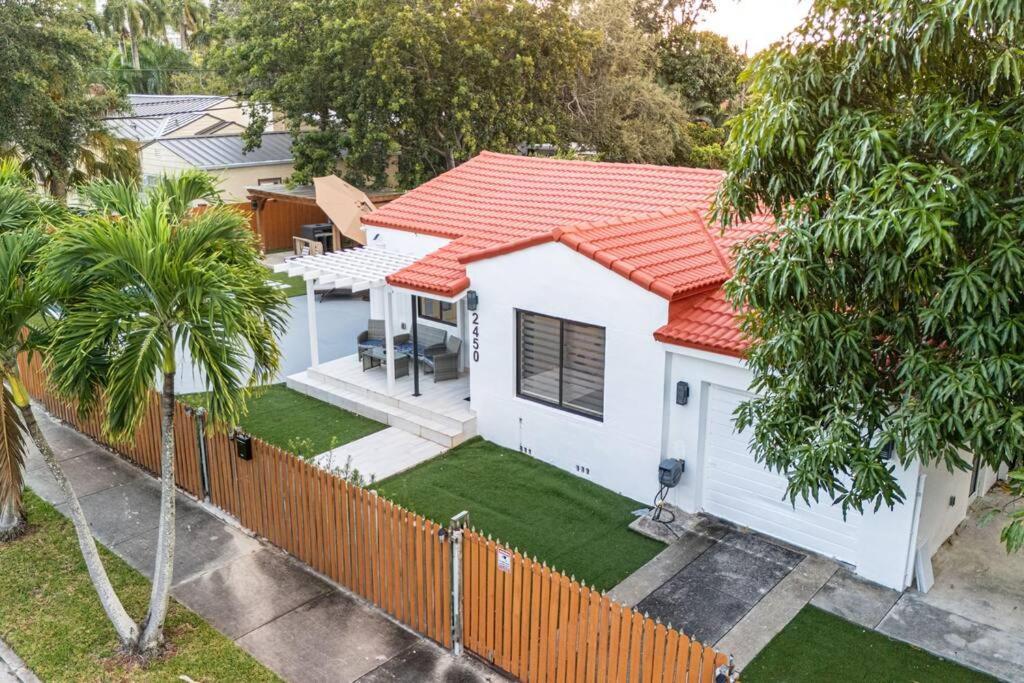 Luxury Retreat 3b ,2ba Pool , Coral Gables Center Holiday home Miami