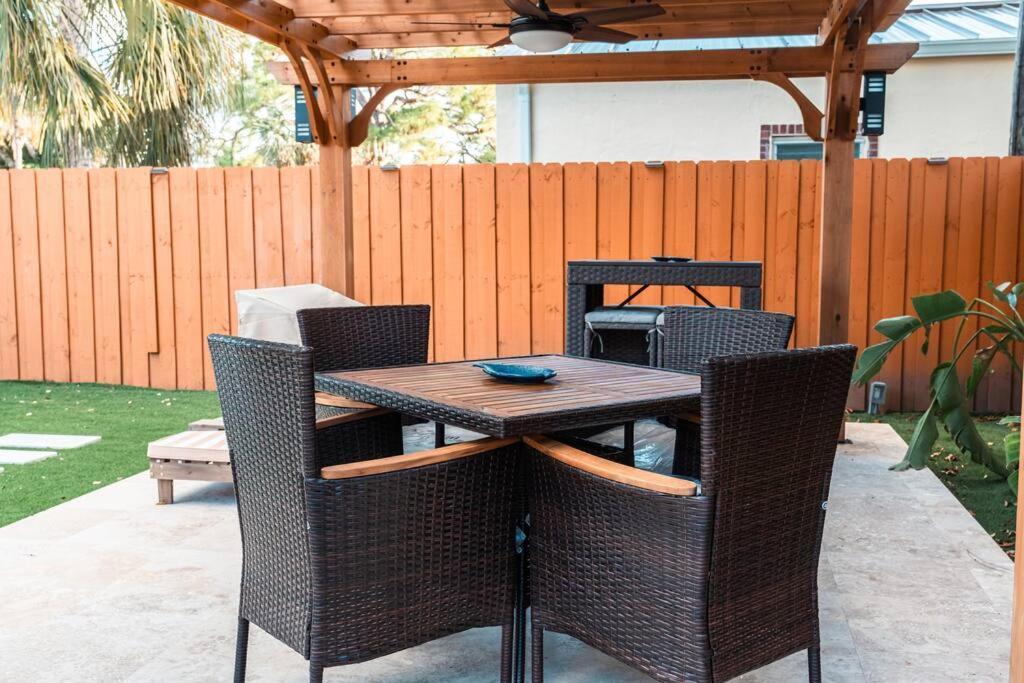 Luxury Retreat 3b ,2ba Pool , Coral Gables Center Miami