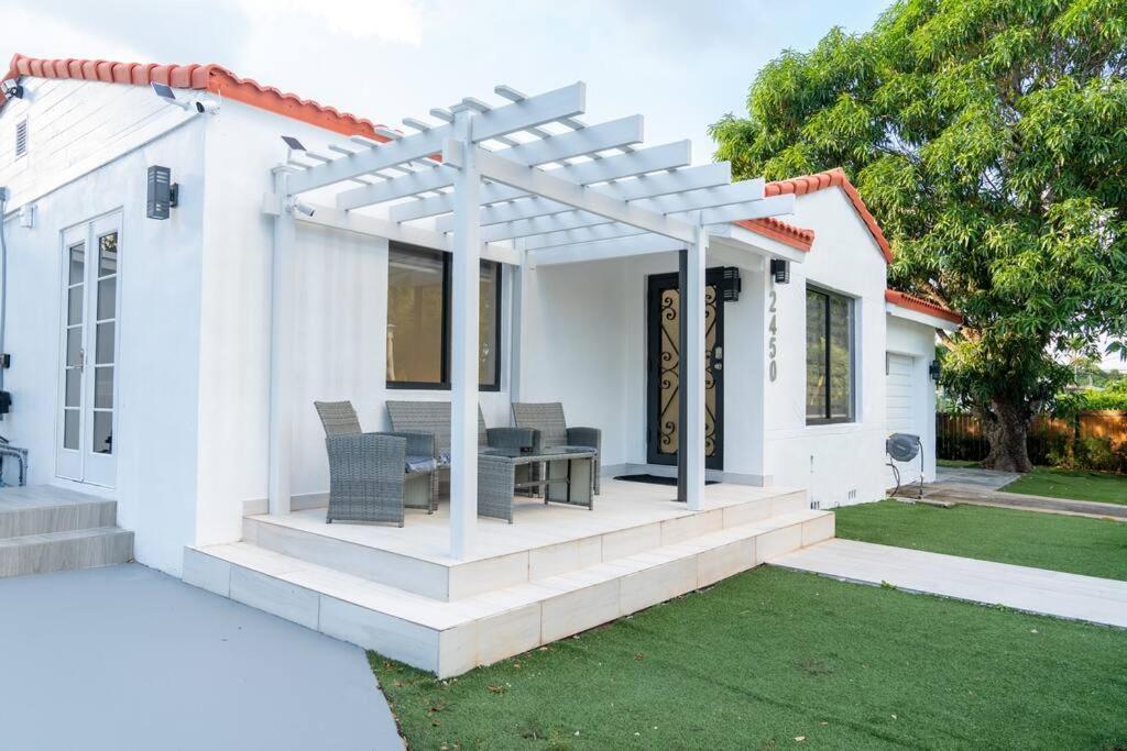 Luxury Retreat 3b ,2ba Pool , Coral Gables Center Holiday home *