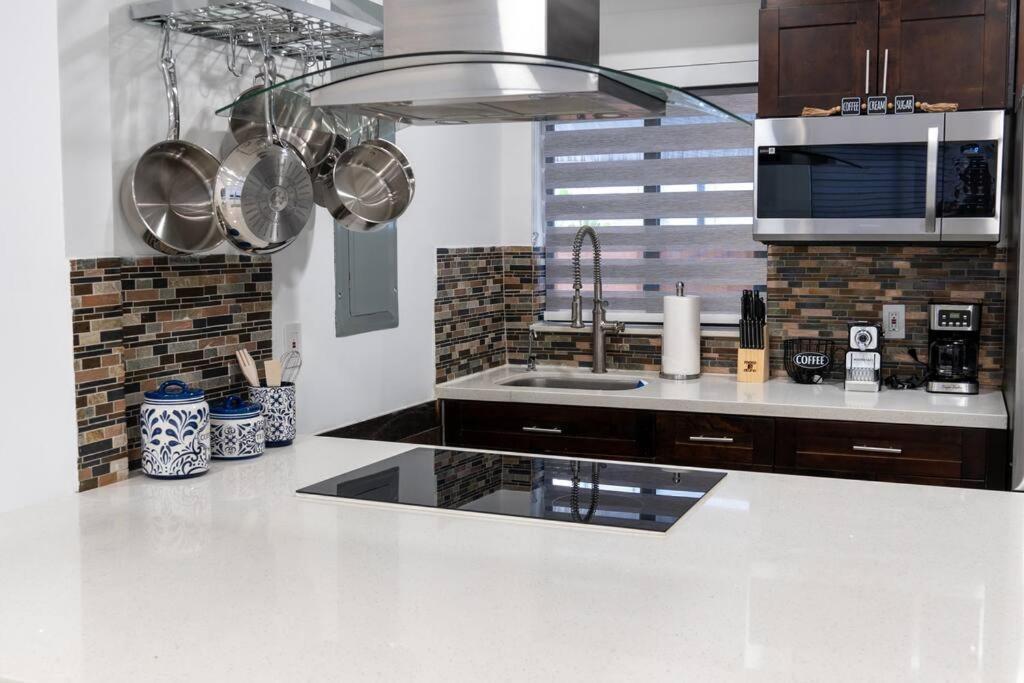 Vakantiehuis Luxury Retreat 3b ,2ba Pool , Coral Gables Center *