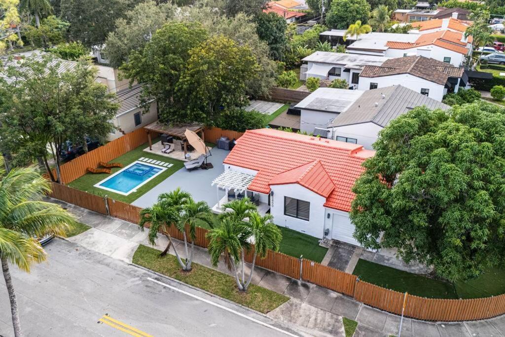 Luxury Retreat 3b ,2ba Pool , Coral Gables Center Miami