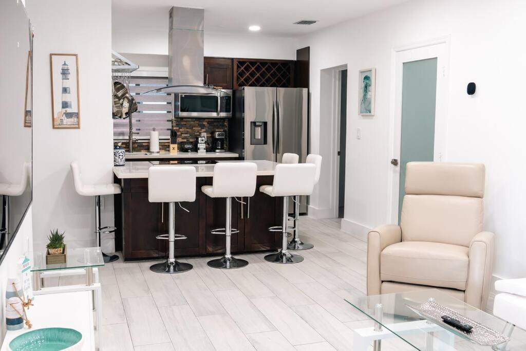 Luxury Retreat 3b ,2ba Pool , Coral Gables Center Holiday home
