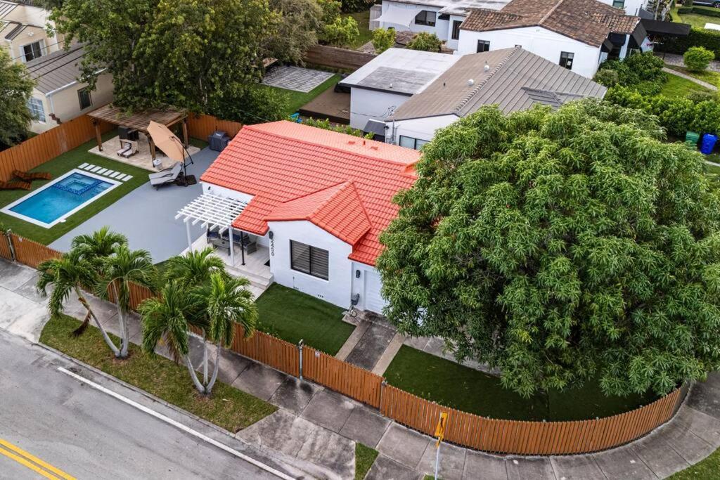 Luxury Retreat 3b ,2ba Pool , Coral Gables Center Miami