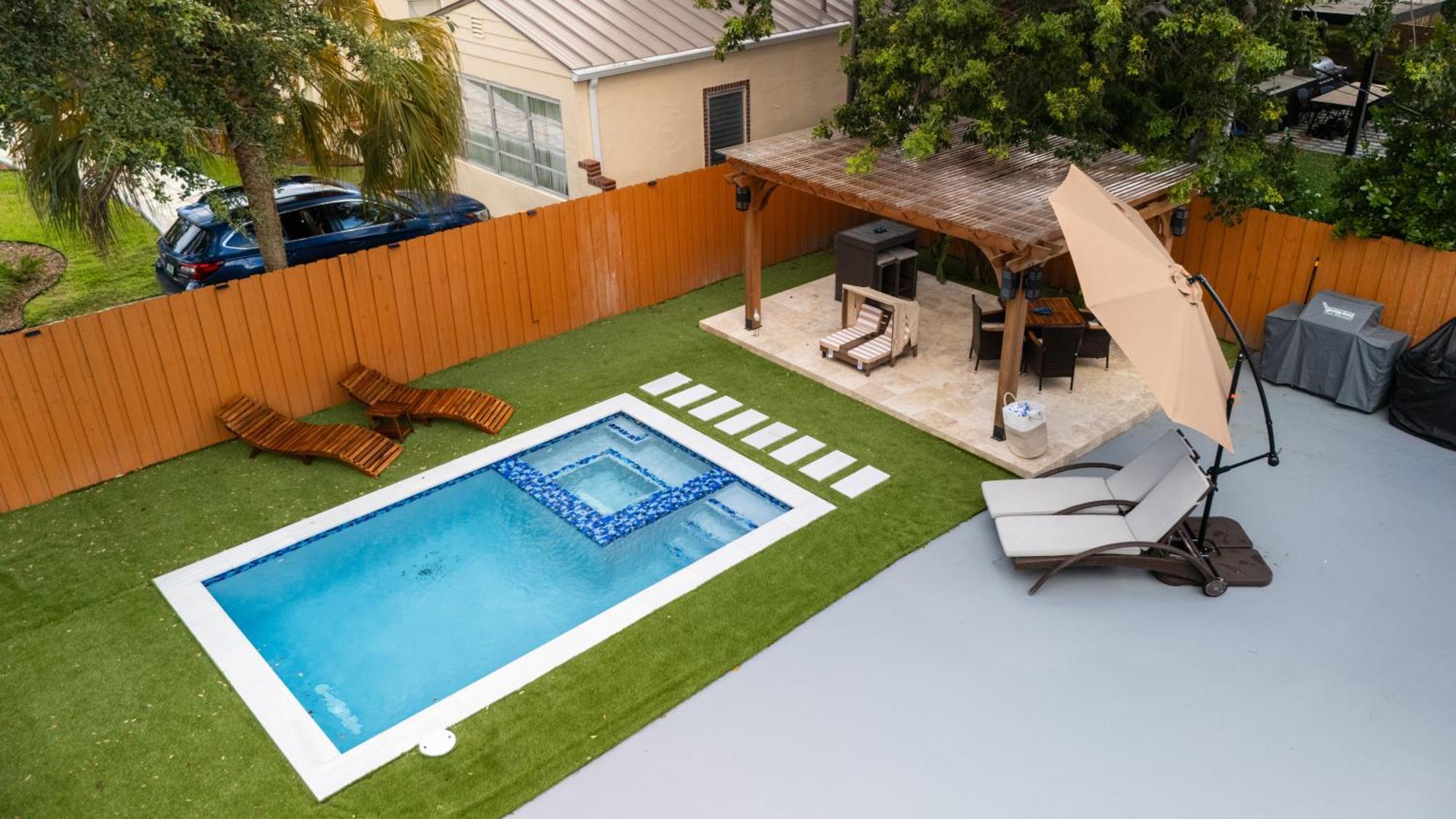 Luxury Retreat 3b ,2ba Pool , Coral Gables Center Holiday home