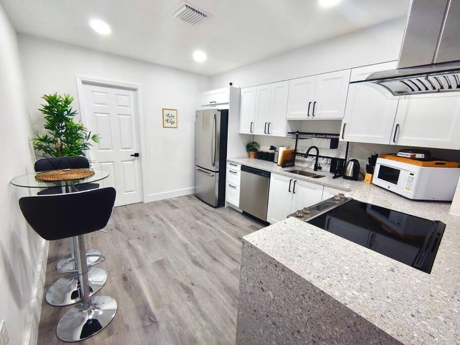 Paradise Gardens 2bdr Unit Near Hardrock Stadium Apartment *