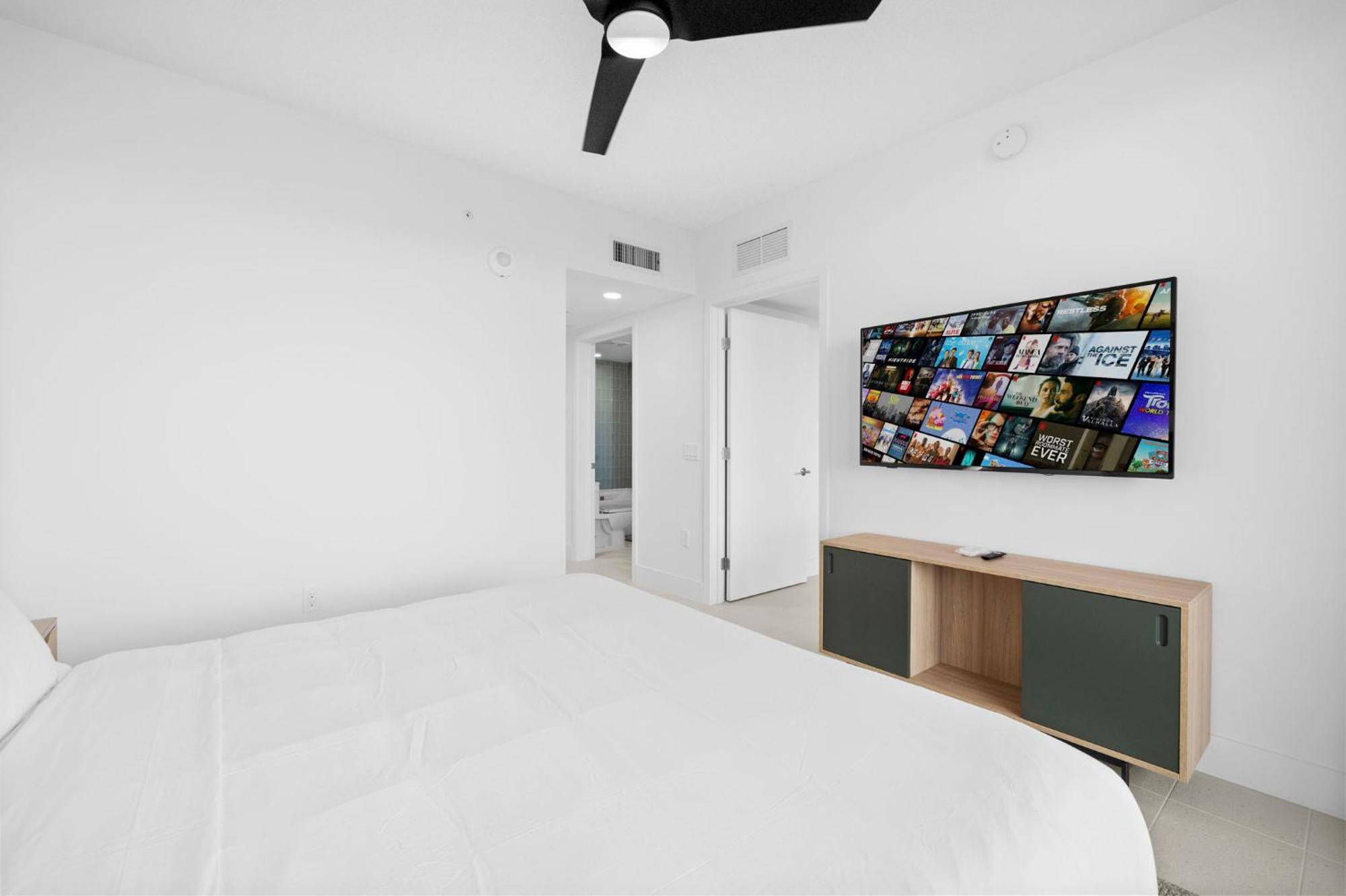 Stunning With Free Parking On 46th Floor! *