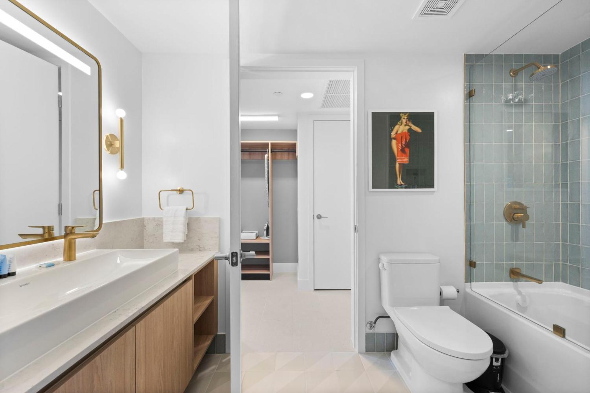 Stunning With Free Parking On 46th Floor! Apartment *