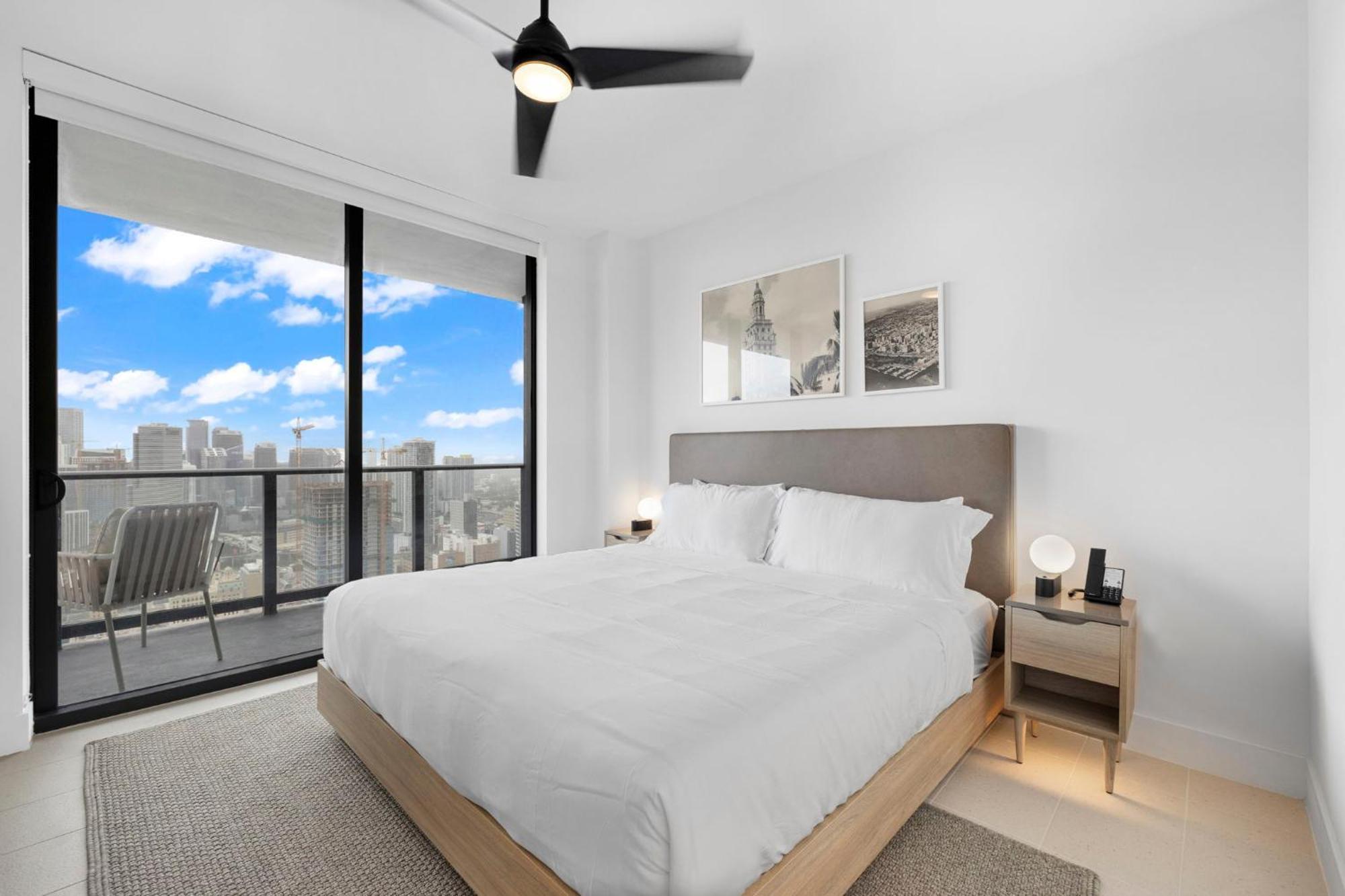 Apartment Stunning With Free Parking On 46th Floor! *