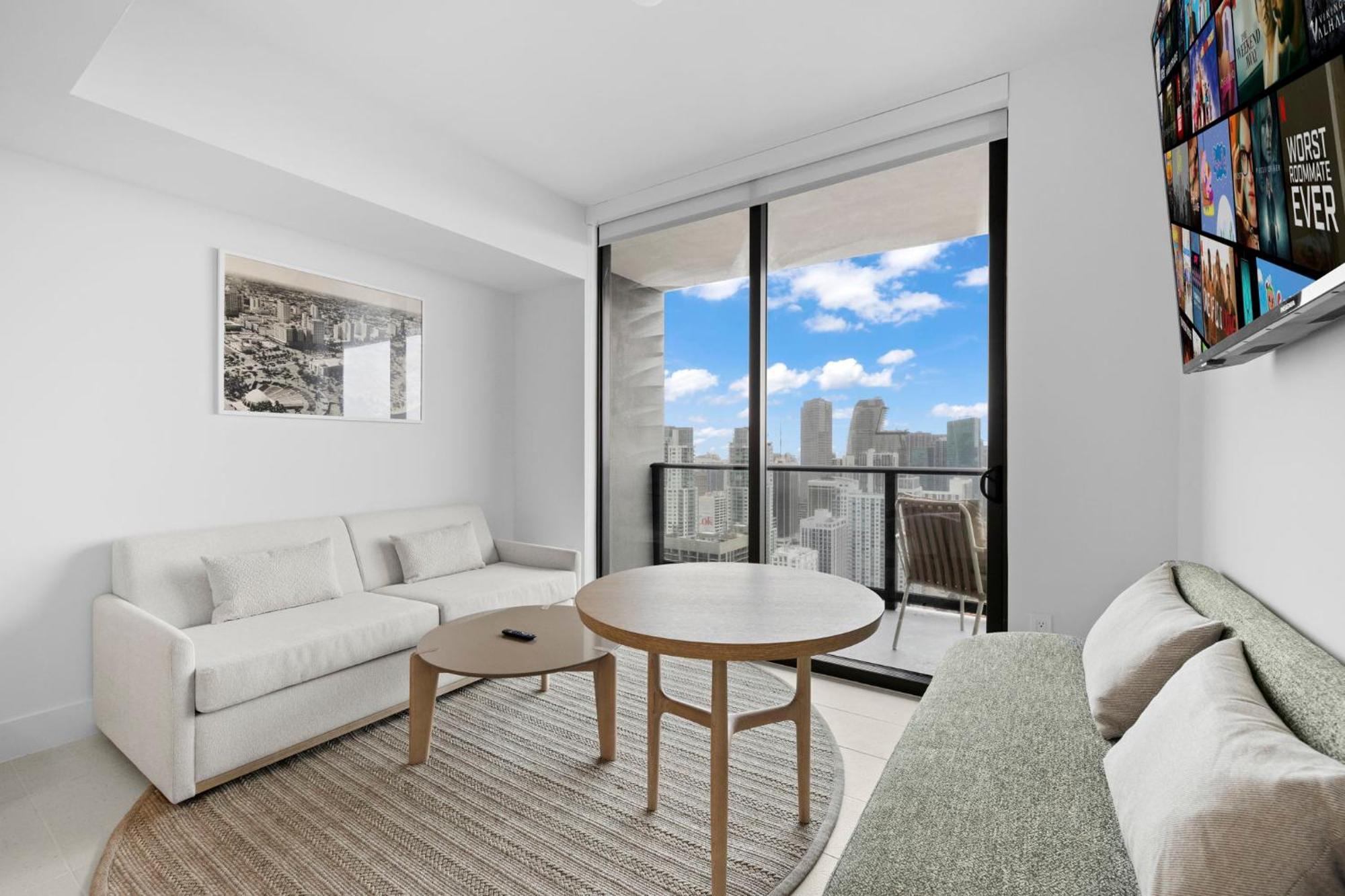 Apartment Stunning With Free Parking On 46th Floor!