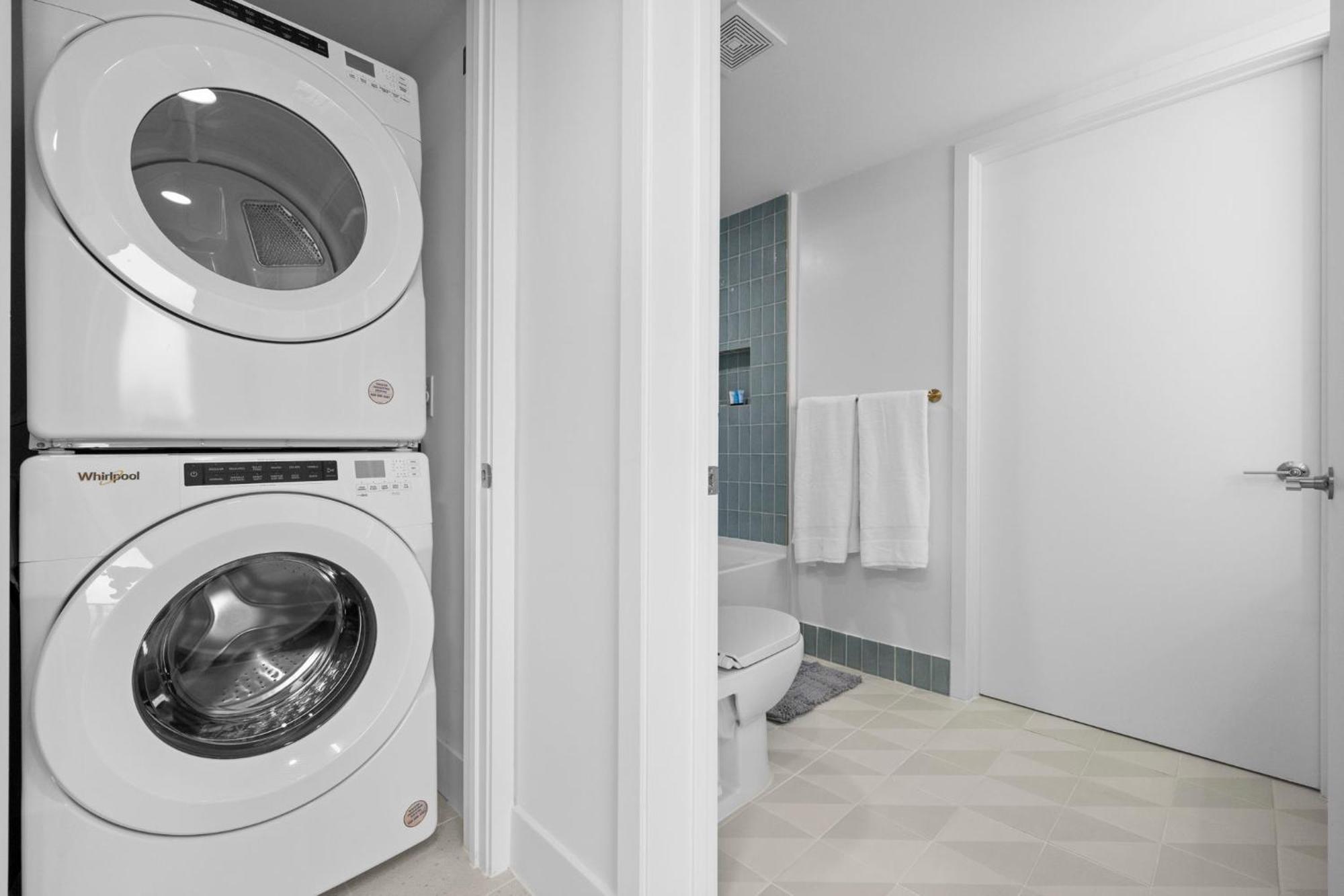 Stunning With Free Parking On 46th Floor! *