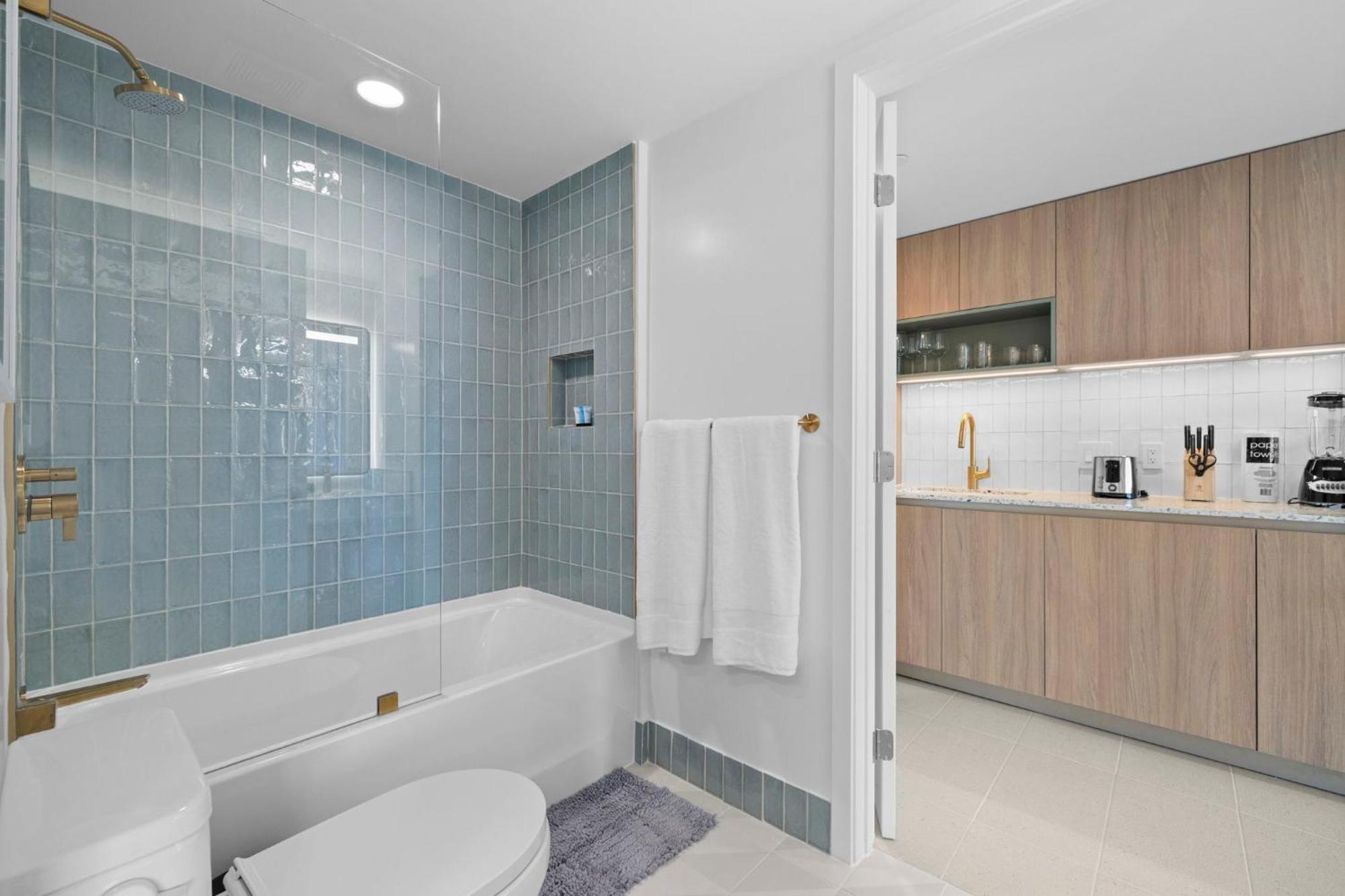 Stunning With Free Parking On 46th Floor! Apartment