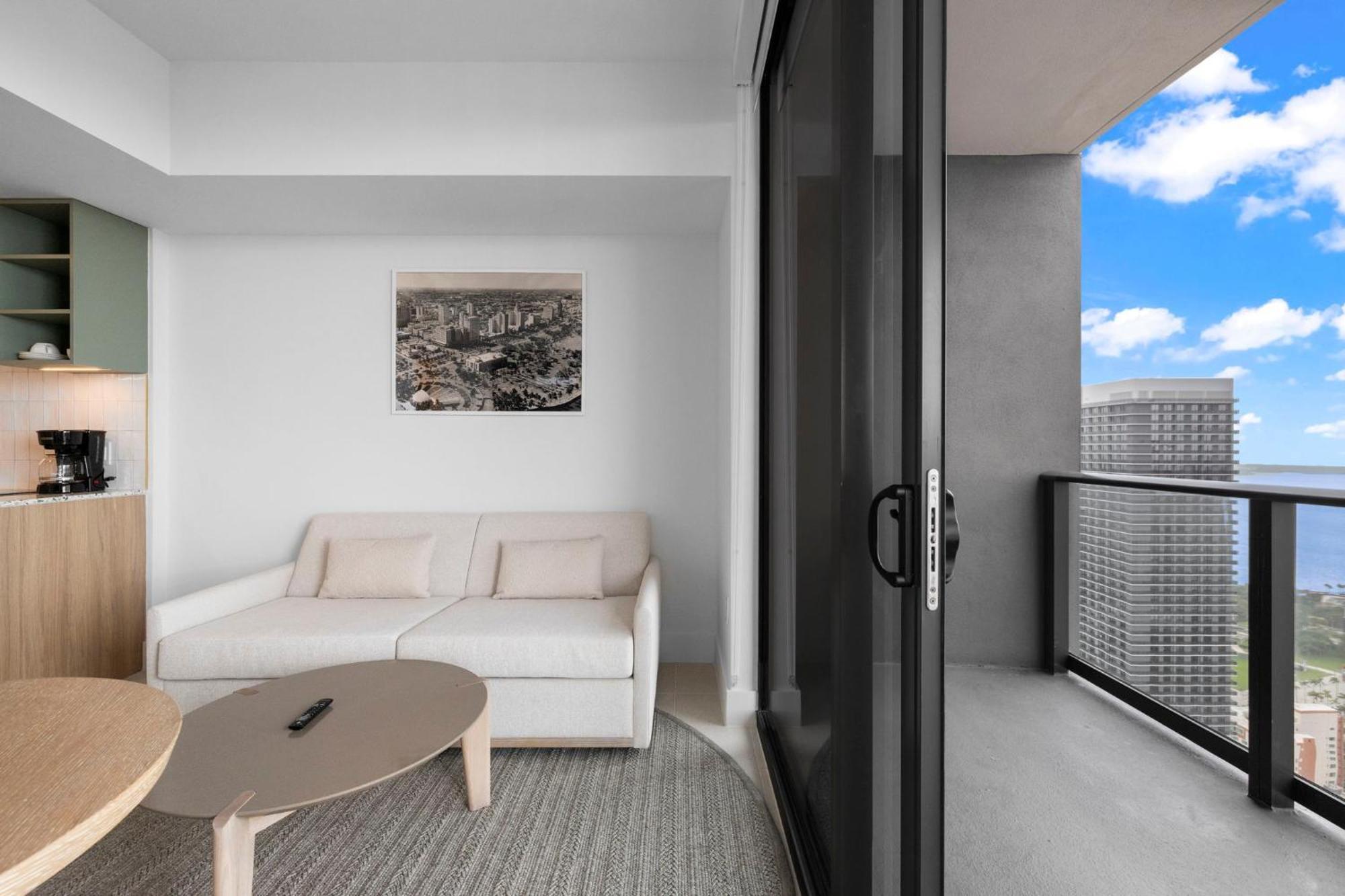 Stunning With Free Parking On 46th Floor! Apartment