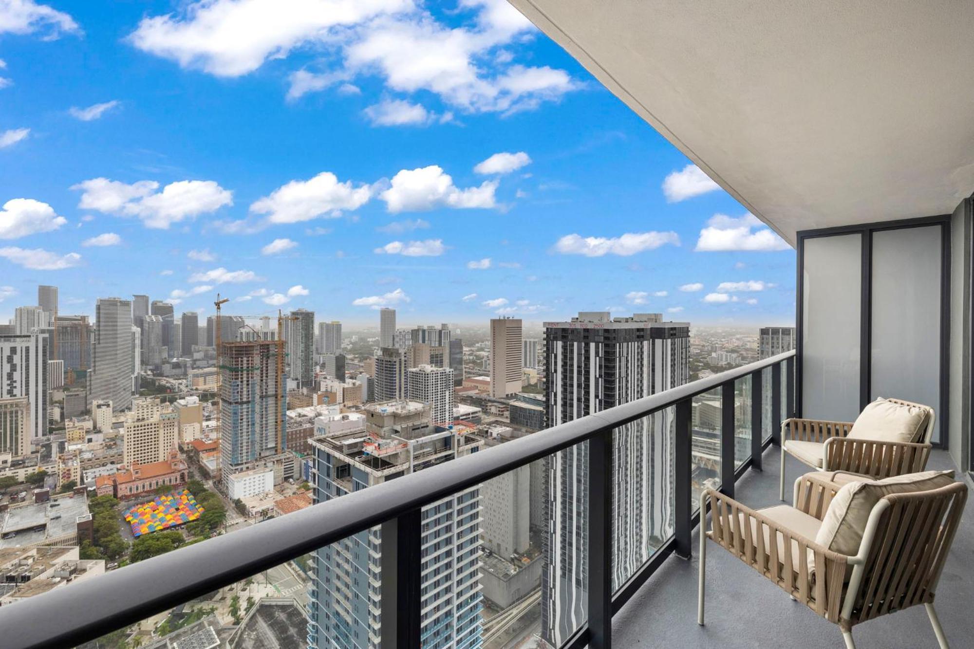 Apartment Stunning With Free Parking On 46th Floor! *